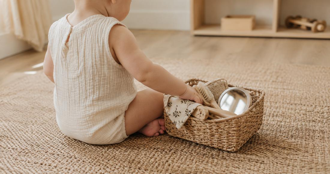 Bébé de 6 mois pratiquant des activités Montessori sur un tapis naturel