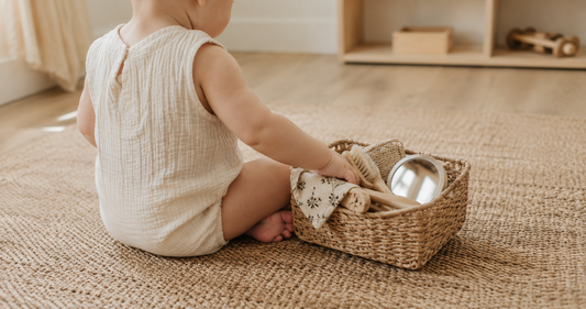 Bébé de 6 mois pratiquant des activités Montessori sur un tapis naturel
