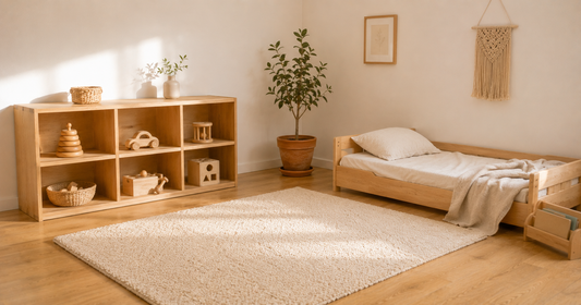 Espace de jeu Montessori aménagé à la maison avec étagère basse et matériaux naturels