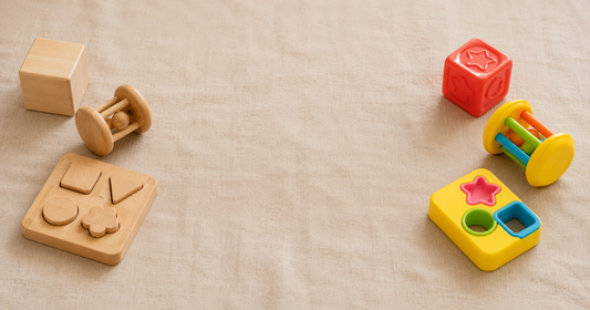 Comparatif jouets Montessori en bois naturel vs jouets classiques en plastique