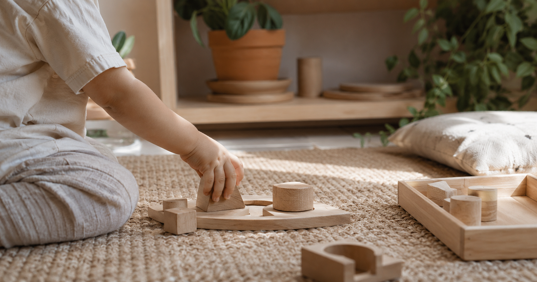 Enfant découvrant la méthode Montessori avec des formes en bois naturel