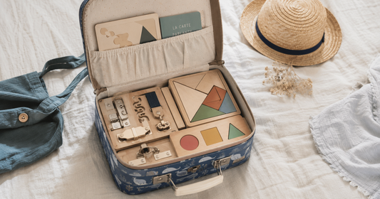 Valise ouverte avec des jouets Montessori compacts en bois prêts pour les vacances