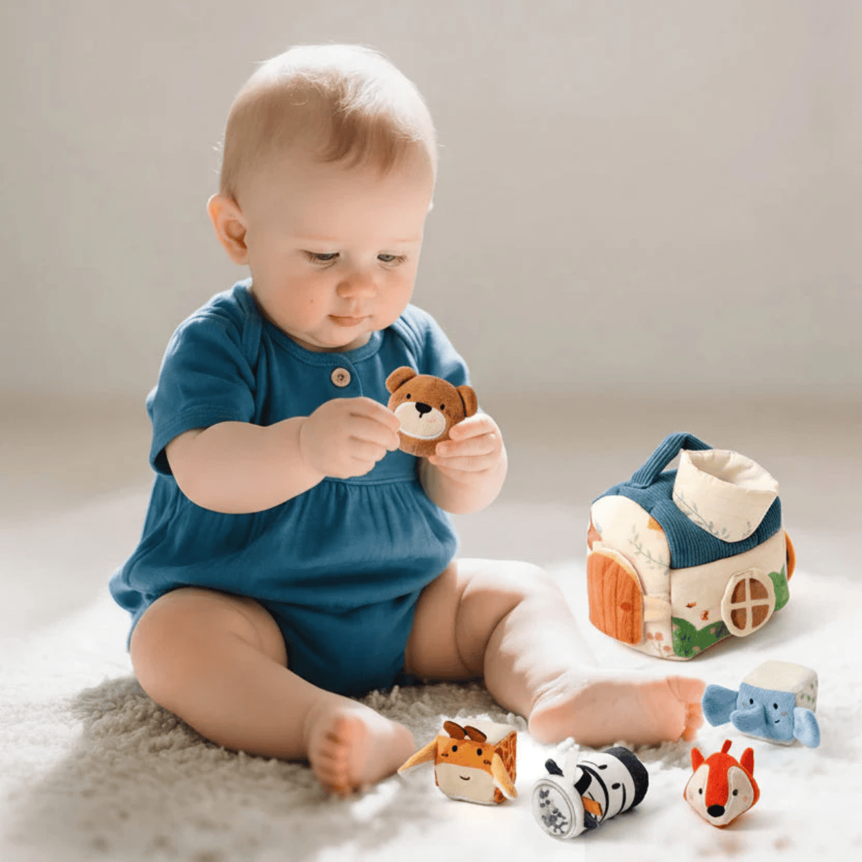 Cube d'activités Montessori avec éléments sensoriels