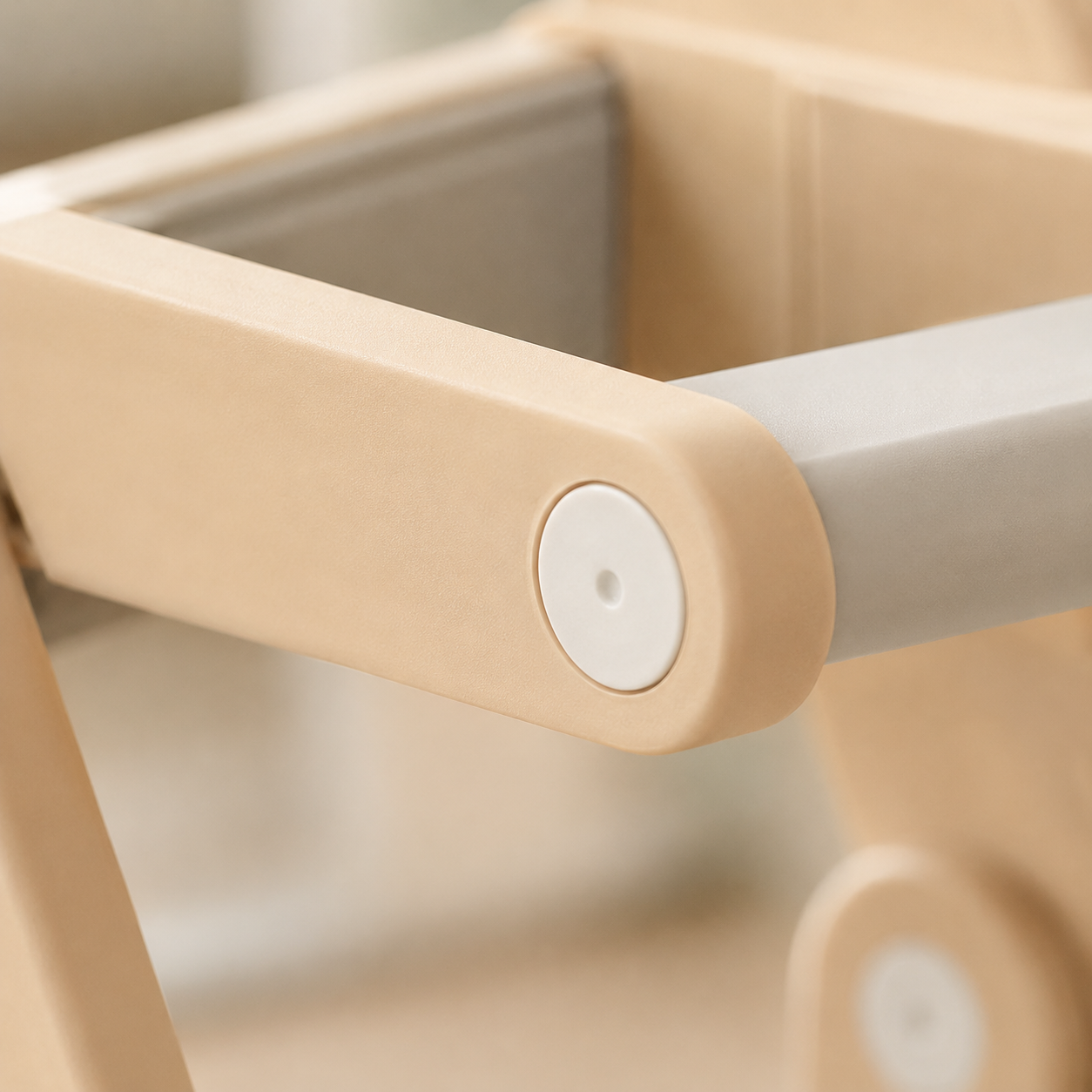 Détail des finitions de la tour d'observation Montessori – Qualité des matériaux