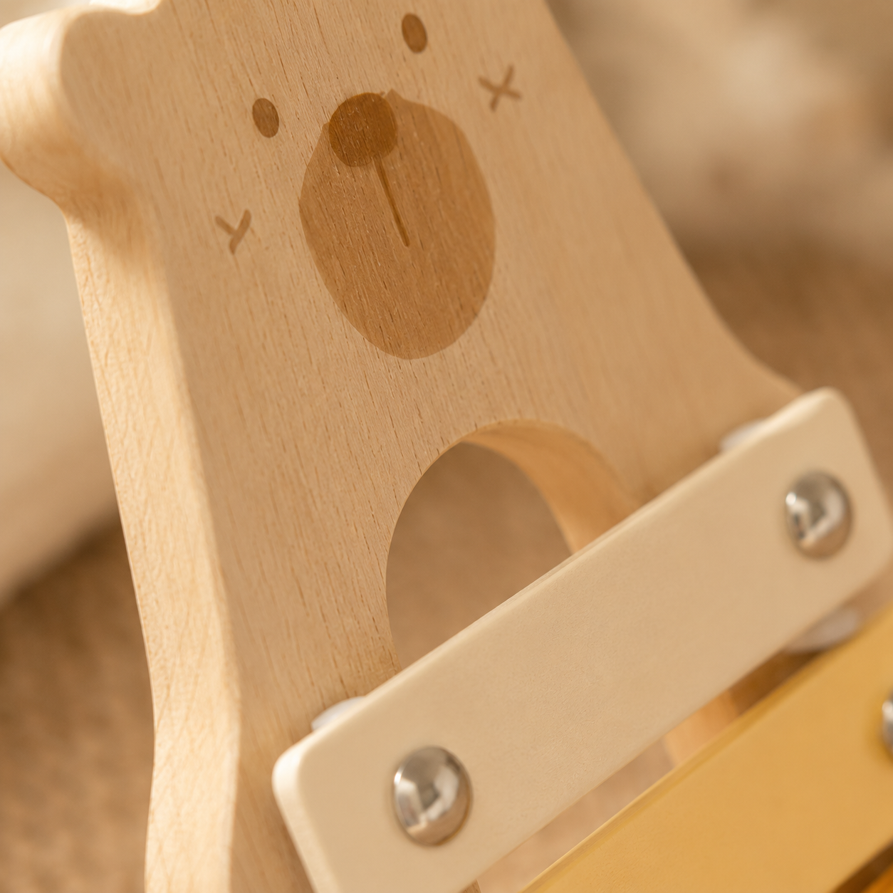 Détail du grain du bois du xylophone Montessori
