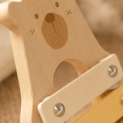Détail du grain du bois du xylophone Montessori