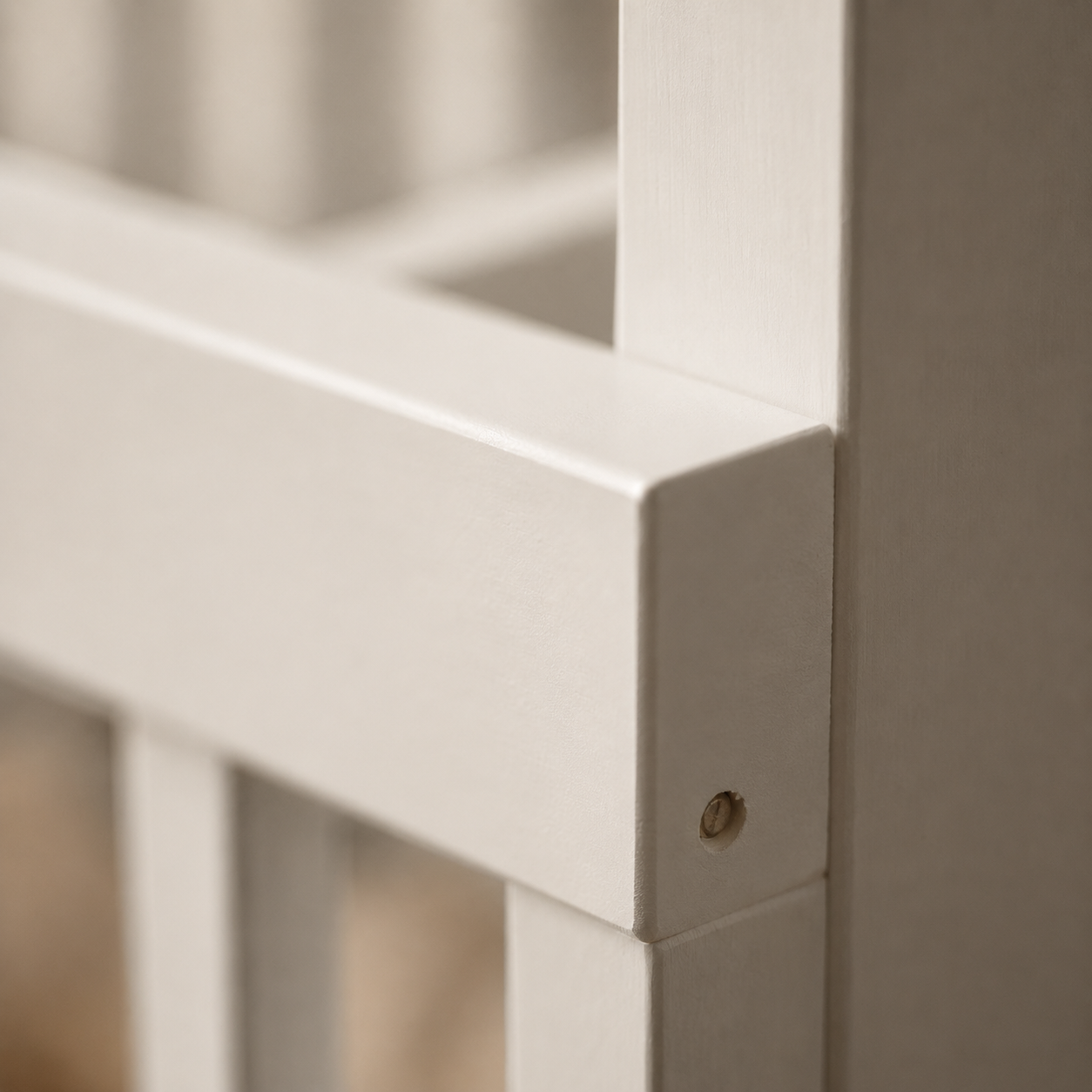 Détail de la finition mate et du bois du lit cabane enfant blanc