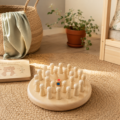 Jeu de mémoire Montessori posé dans une chambre enfant scandinave