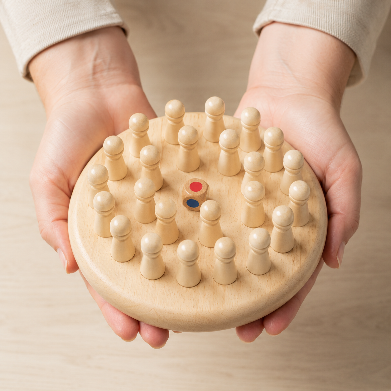 Jeu de mémoire Montessori — taille réelle présenté par des mains