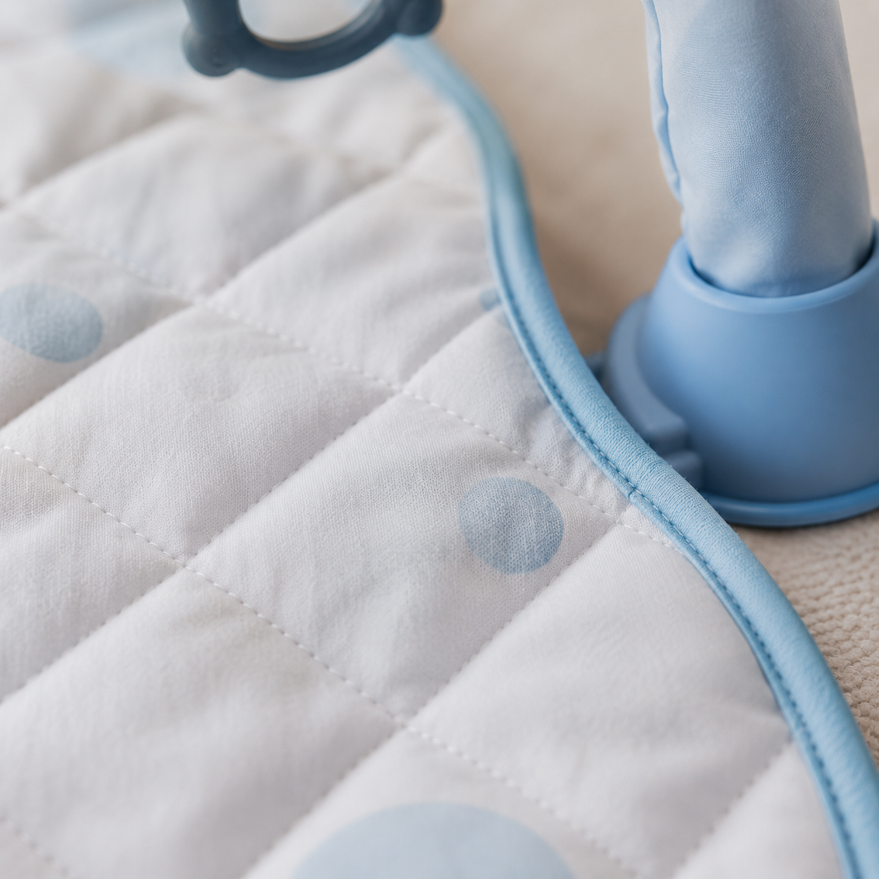 Détail du matelassage et des finitions du tapis d'éveil bébé